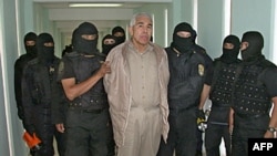 ARCHIVO - Fotografía difundida por las autoridades mexicanas de una custodia policial del narcotraficante Rafael Caro Quintero durante un operativo en una cárcel de Guadalajara, Jalisco, el 29 de enero de 2005.