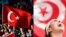 À gauche, le drapeau turc dans un stade d'Istanbul, à droite, le drapeau tunisien devant la joueuse de tennis Ons Jabeur.