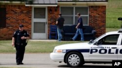 U.S. Capitol Police investigate while Corinth police officers prevent access to a house belonging to Paul Kevin Curtis, taken into custody on suspicion of sending poison letters, in Corinth, Mississippi, April 18, 2013.