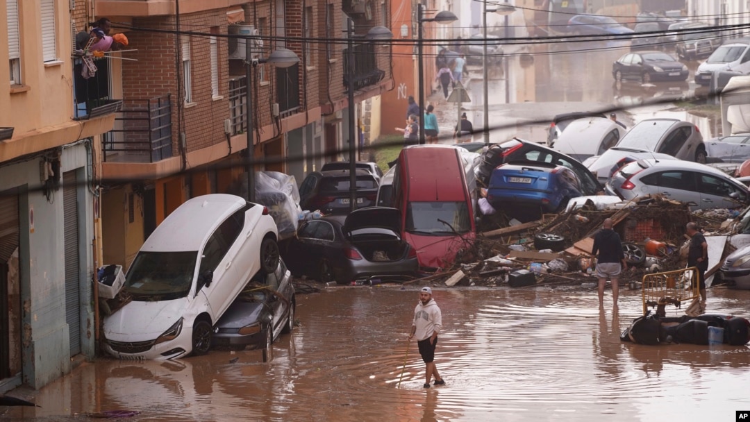 Ascienden a 95 los muertos en devastadoras inundaciones en España