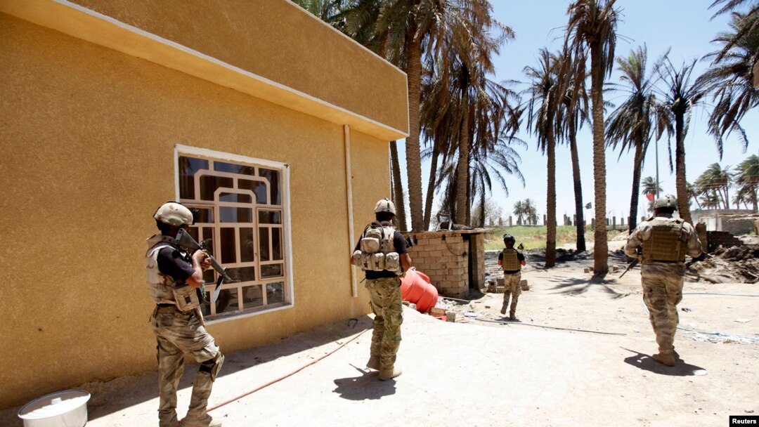 Pasukan keamanan Irak berpatroli saat terjadinya bentrokan dengan pejuang militan Sunni (ISIS) di desa Ibrahim bin Ali, sebelah barat kota Baghdad (Foto: dok). Seorang Komandan Senior Irak dikabarkan tewas dalam pertempuran di wilayah ini, Senin (7/7).