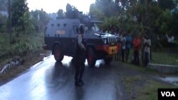 Police in the Indonesian town of Poso block a road following a shootout with suspected terrorists, March 4, 2014. (Yoanes Litha/VOA)