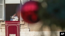 El Papa Francisco aparece en la ventana de su estudio con vista a la Plaza de San Pedro en el Vaticano para bendecir a los peregrinos y fieles después de presidir una misa en la Basílica de San Pedro el día de Año Nuevo, 1 de enero de 2025.