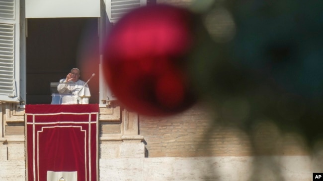 El Papa Francisco aparece en la ventana de su estudio con vista a la Plaza de San Pedro en el Vaticano para bendecir a los peregrinos y fieles después de presidir una misa en la Basílica de San Pedro el día de Año Nuevo, 1 de enero de 2025.