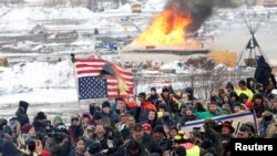 Protivnici naftovoda Dakota Access marširaju iz glavnog kampa u Kenon Bolu u Severnoj Dakoti 22. februara 2017.