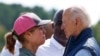 Presiden AS Joe Biden menyapa Wali Kota Asheville, Esther Manheimer, saat berkunjung ke North Carolina pada 2 Oktober 2024 untuk melihat dampak badai Helene pada wilayah tersebut. (Foto: Reuters/Evelyn Hockstein)