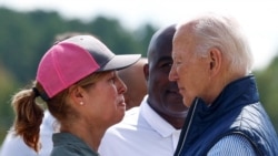 Presiden AS Joe Biden menyapa Wali Kota Asheville, Esther Manheimer, saat berkunjung ke North Carolina pada 2 Oktober 2024 untuk melihat dampak badai Helene pada wilayah tersebut. (Foto: Reuters/Evelyn Hockstein)