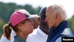 Presiden AS Joe Biden menyapa Wali Kota Asheville, Esther Manheimer, saat berkunjung ke North Carolina pada 2 Oktober 2024 untuk melihat dampak badai Helene pada wilayah tersebut. (Foto: Reuters/Evelyn Hockstein)