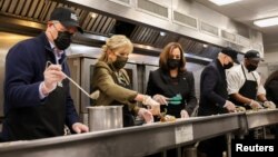 Predsjednik SAD Joe Biden i prva dama Jill, potpredsjednica Kamal Harris i njen suprug Doug Emhof učestvuju u prazničnom uslužnom projektu u Centralnoj kuhinji D.C. u Vašingtonu, 23 novembra 2021.