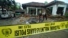 Polisi memeriksa rumah pengikut Ahmadiyah yang rusak setelah diserang sekelompok orang di Pandeglang, Banten, 7 Februari 2011. (Foto: AP)