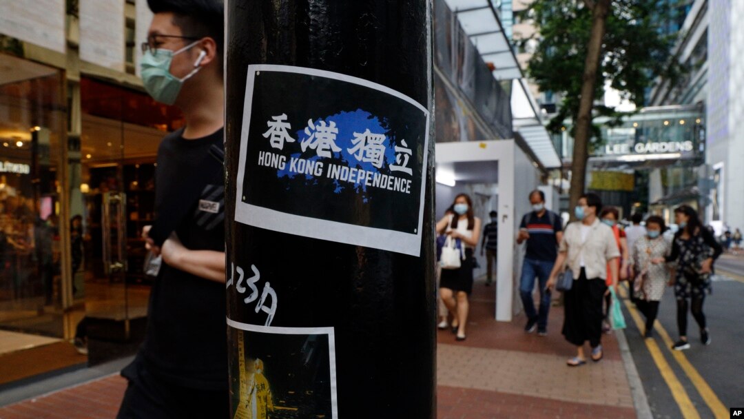 Stiker dengan pesan gerakan pro demokrasi di sebuah jalan di Hong Kong, Kamis, 2 Juli 2020. (Foto: AP)