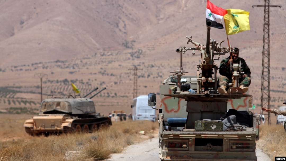 Sebuah kendaraan militer mengibarkan bendera Suriah dan Hezbollah di kota Qalamoun, Suriah (foto: ilustrasi). 