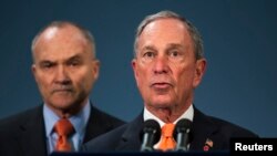 Thị trưởng New York Michael Bloomberg (phải) nói về việc các nghi can vụ nổ bom ở Boston nhắm tới New York trong một cuộc họp báo, 25/4/13