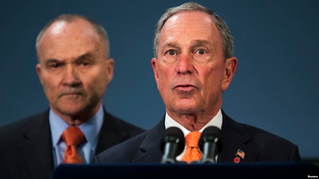 Walikota New York, Michael Bloomberg (kanan) berbicara kepada media mengenai tersangka bom Boston, didampingi Kepala Polisi New York, Ray Kelly (25/4). 