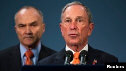 Walikota New York, Michael Bloomberg (kanan) berbicara kepada media mengenai tersangka bom Boston, didampingi Kepala Polisi New York, Ray Kelly (25/4). 