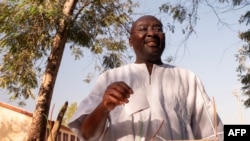 O vice-presidente do Gana e candidato presidencial do Novo Partido Patriótico (NPP), Mahamudu Bawumia, deposita o seu voto numa assembleia de voto em Walewale, a 7 de dezembro de 2024, durante as eleições presidenciais e parlamentares do Gana.