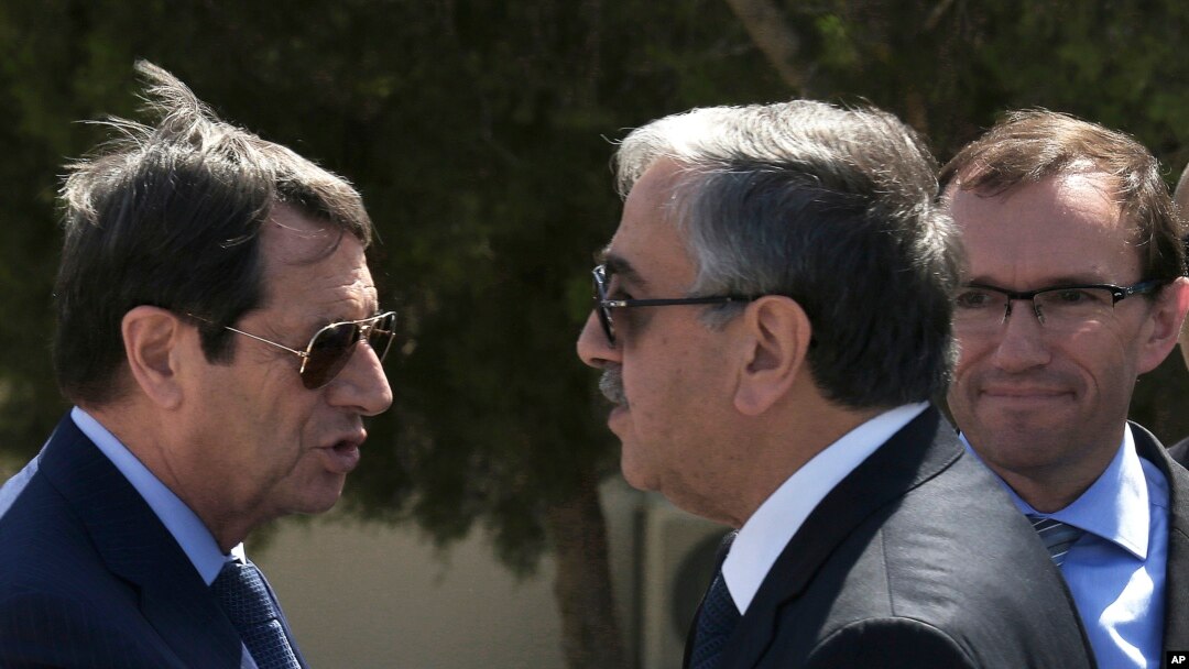 Presiden Siprus Nicos Anastasiades (kiri) dan pemimpin Siprus Turki Mustafa Akıncı (kanan) dalam pertemuan yang diprakarsai PBB di bandara Nicosia, Siprus, 14 September 2016 (Foto: dok). 