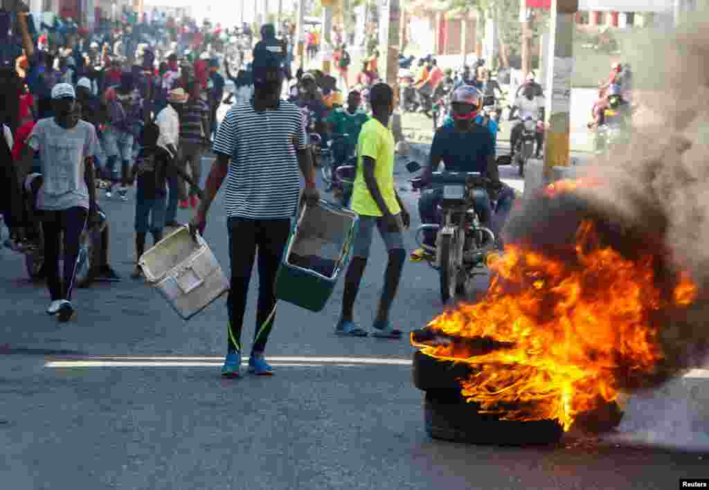 Manifestasyon kont prezidan Jovenel Moise pandan kawotchou ap boule nan flanm dife.