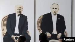 Una obra de arte representa a los presidentes de EEUU, Donald Trump, y de Rusia, Vladimir Putin, en una exposición llamada "Yalta 2.0" , en Yalta, Crimea, el 8 de febrero de 2025.