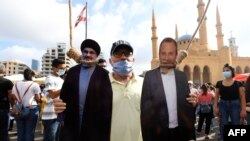 گروهی از معترضان ماکت سید حسن نصرالله و برخی مقامات لبنان را به دار کشیدند