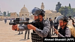 Les forces de sécurité israéliennes et des fidèles musulmans palestiniens s'affrontent dans l'enceinte de la mosquée al-Aqsa de Jérusalem, le 21 mai 2021.