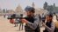 Les forces de sécurité israéliennes et des fidèles musulmans palestiniens s'affrontent dans l'enceinte de la mosquée al-Aqsa de Jérusalem, le 21 mai 2021.