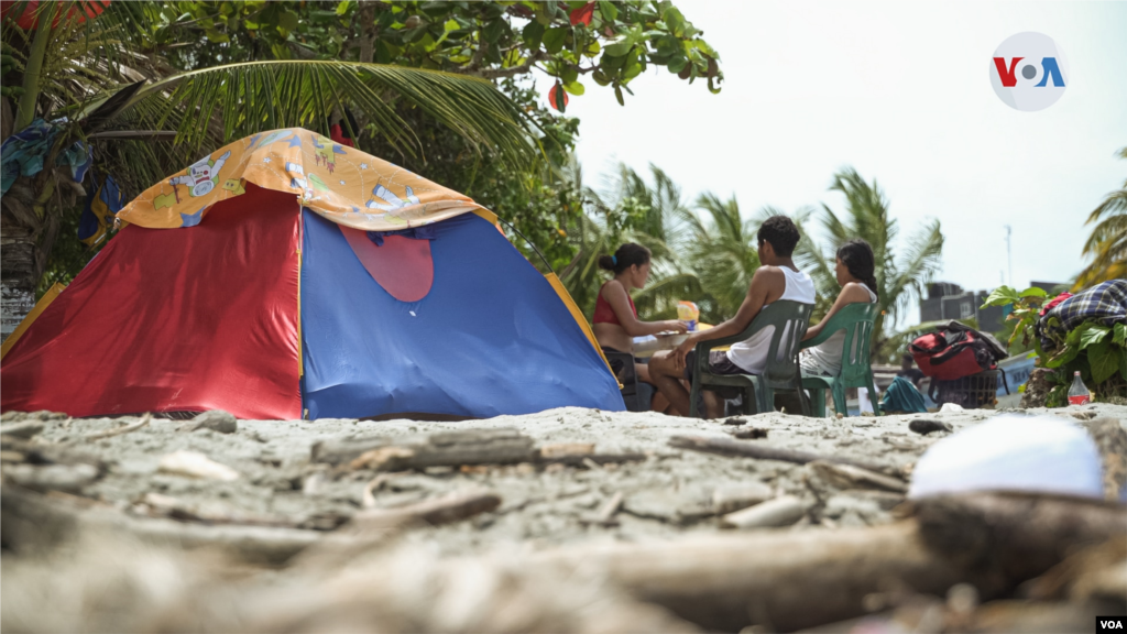 En un improvisado campamento en la playa, pasan los dias y noches algunos migrantes venezolanos, quienes cocinan y lavan su ropa en el mar.