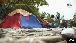 En un improvisado campamento en la playa, pasan los dias y noches algunos migrantes venezolanos, quienes cocinan y lavan su ropa en el mar.