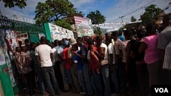 Haitianos hacen largas filas en los centros de votación para intentar cambiar el rumbo del país.