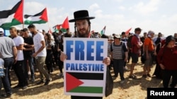 A demonstrator takes part in a rally of Israeli Arabs calling for the right of return for refugees who fled their homes during the 1948 Arab-Israeli War, near Atlit, Israel, April 19, 2018.