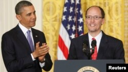 Presiden Barack Obama mencalonkan Wakil Jaksa Agung Thomas Perez (kanan) sebagai menteri tenaga kerja yang baru hari Senin (18/3). 