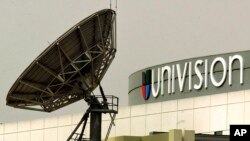 El gobierno de Rafael Correa asegura que Univisión intervino sus cuentas de correo electrónico y las de otros funcionarios de su país.