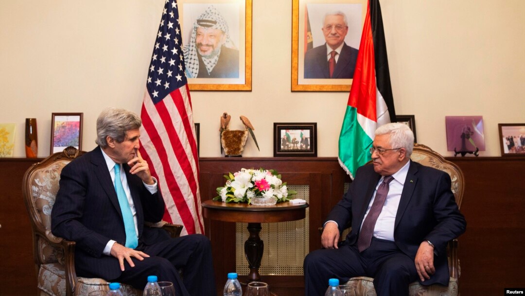 Menlu AS John Kerry (kiri), saat bertemu Presiden Palestina Mahmoud Abbasdi Amman, Yordania (26/3). 