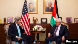 Menlu AS John Kerry (kiri), saat bertemu Presiden Palestina Mahmoud Abbasdi Amman, Yordania (26/3). 