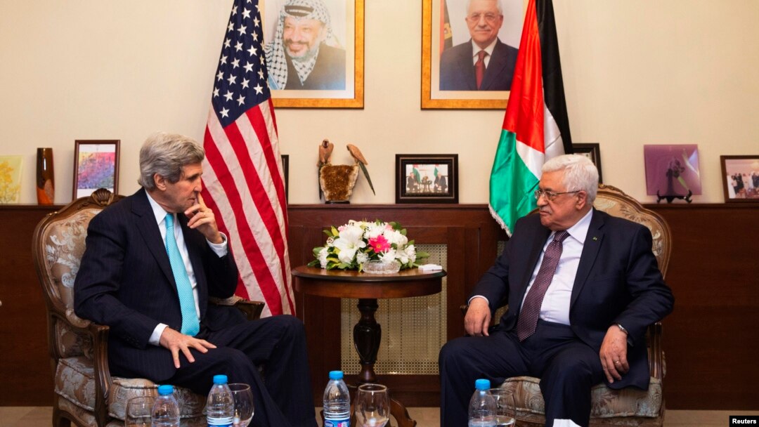 Menlu AS John Kerry (kiri) saat bertemu Presiden Mahmoud Abbas di Amman, Yordania (26/3).