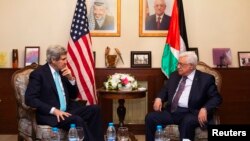 Menlu AS John Kerry (kiri) saat bertemu Presiden Mahmoud Abbas di Amman, Yordania (26/3).