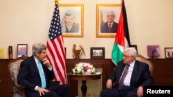 ລັດຖະມົນຕີການຕ່າງປະເທດ ສຫລ ທ່ານ John Kerry (ຊ້າຍ) ພົບປະກັບທ່ານ Mahmoud Abbas ປະທານາທິບໍດີປາແລສໄຕນ໌ ທີ່ບ້ານພັກເອກອັກຄະຖະທູດປາແລສໄຕນ໌ ທີ່ກຸງ ອຳມານ ປະເທດຈໍແດັນ (26 ມີນາ 2014)