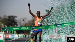 Le Kenyan Paul Lonyangata remporte la 42ème édition du Marathon de Paris, France, le 8 avril 2018.