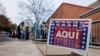 Para pemilih mengantre di luar tempat pemungutan suara di Sekolah Dasar Donegan saat pemungutan suara dibuka pada hari pemilihan di Bethlehem, Pennsylvania pada 5 November 2024. (Foto: SAMUEL CORUM/AFP)