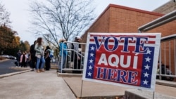 Para pemilih mengantre di luar tempat pemungutan suara di Sekolah Dasar Donegan saat pemungutan suara dibuka pada hari pemilihan di Bethlehem, Pennsylvania pada 5 November 2024. (Foto: SAMUEL CORUM/AFP)