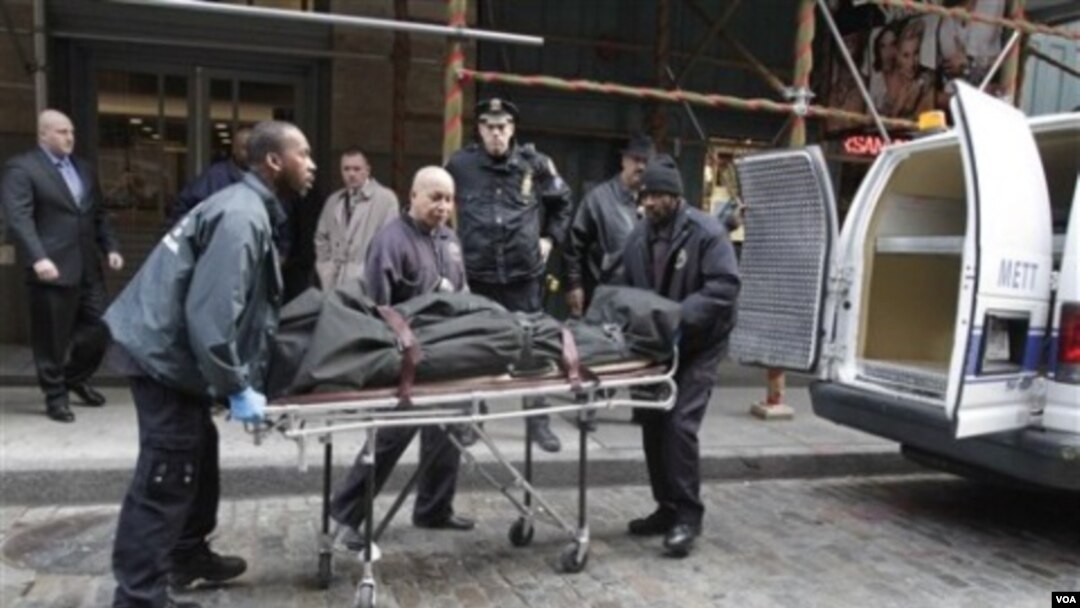 Polisi New York membawa jenazah Mark Madoff yang ditemukan gantung diri hari Sabtu, 11 Desember 2010.