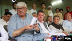 د عوامي نيشنل پارټۍ مشر اسفنديارولي خان وايي ، مونږ د نوازشريف نا بلکې د ائين او پارليمنټ ملاتړ کوؤ .