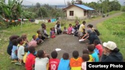 Anak-anak Oksibil dan kegiatan mereka di Taman Bacaan Masyarakat setempat. (Foto courtesy: Fransiskus Kasipmabin/dok).