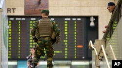 Un soldado del Ejército belga patrulla la Estación Central de Bruselas, el miércoles, 21 de junio de 2017.