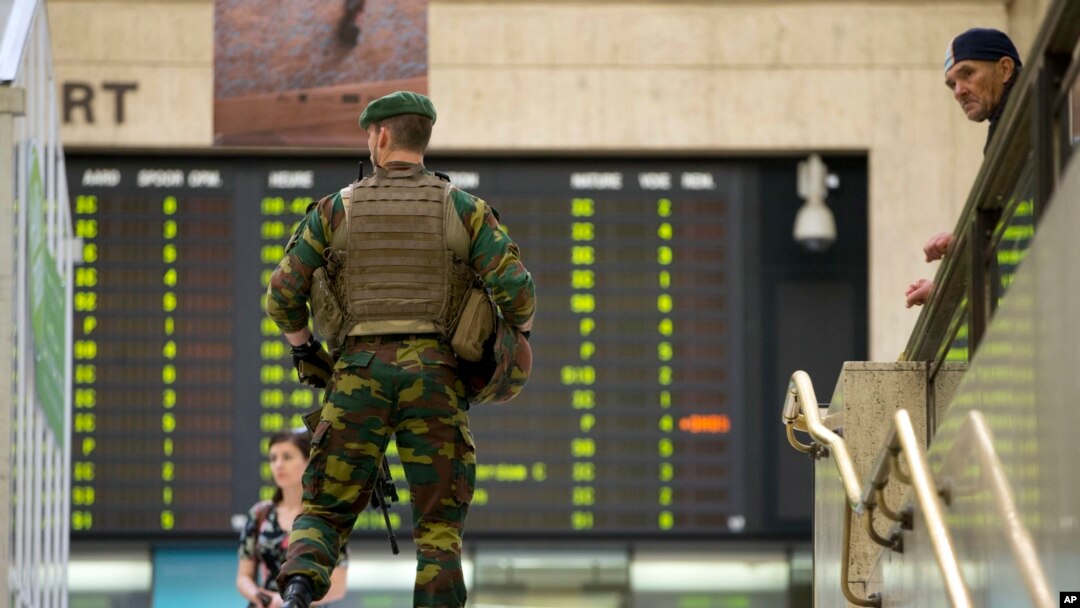 Quân đội Bỉ kiểm tra nhà ga trung tâm ở Brussels, ngày 21/6/2017.