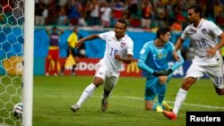 Julian Green của Mỹ ghi bàn thắng cho đội Mỹ trong trấn đấu với Bỉ trên sân Fonte Nova. Bỉ đã loại Mỹ với tỉ số 2-1.