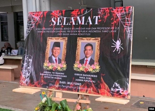 Karangan bunga pelantikan presiden dan wakil presiden baru yang dipasang di taman FISIP (foto Petrus Riski/VOA)