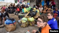 Para wisatawan yang terlantar di Gunung Rinjani, telah menuruni gunung itu hari Senin (30/7). 