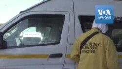 Des volontaires désinfectent les taxis minibus à Johannesburg