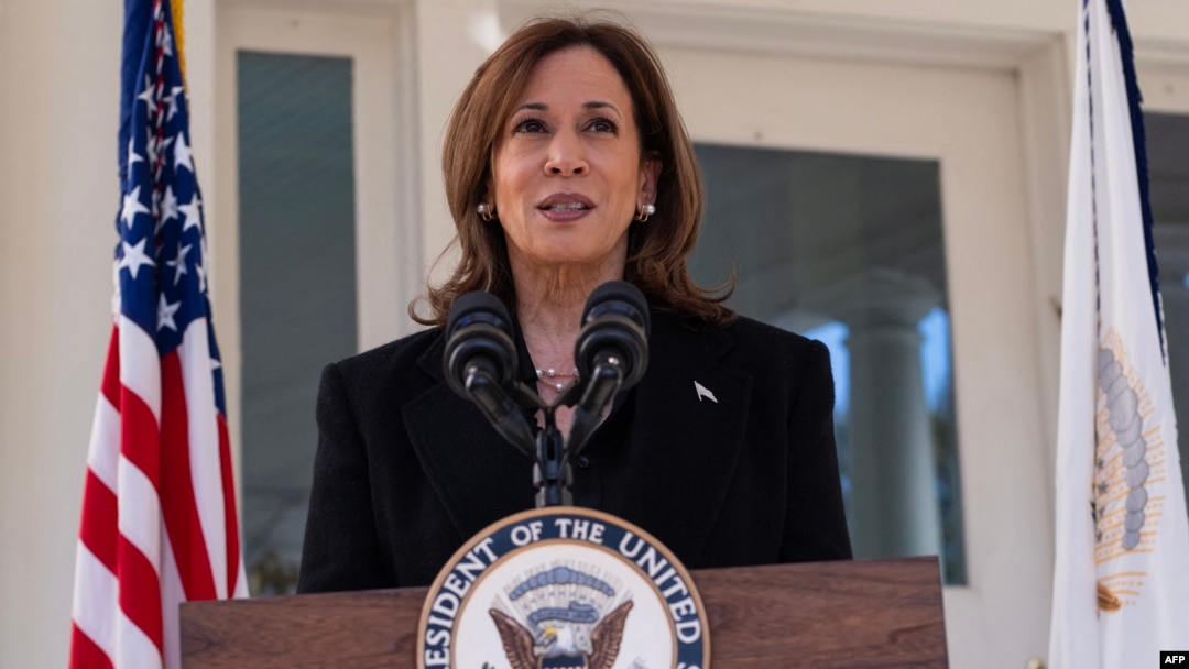 La vicepresidenta de Estados Unidos y candidata presidencial demócrata, Kamala Harris, habla en el Observatorio Naval en Washington, el 23 de octubre de 2024.